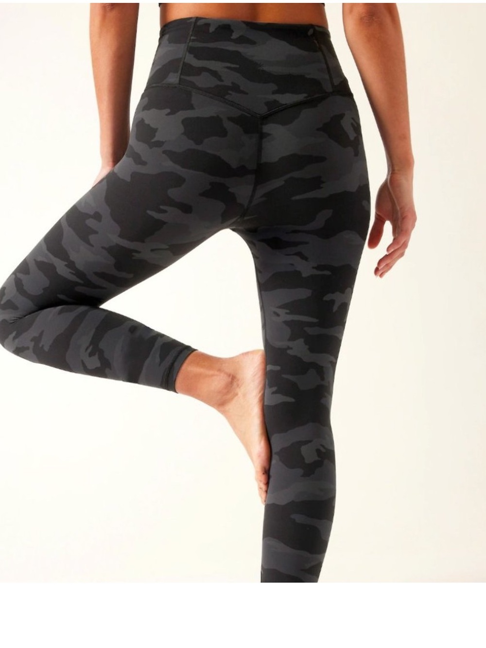 Athleta Elation Camo 7/8 Tights Leggings
Size | S